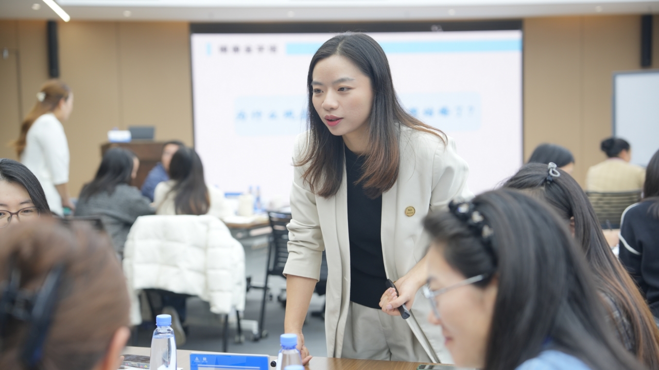 江沛指导河南省人才集团学员进行表达练习